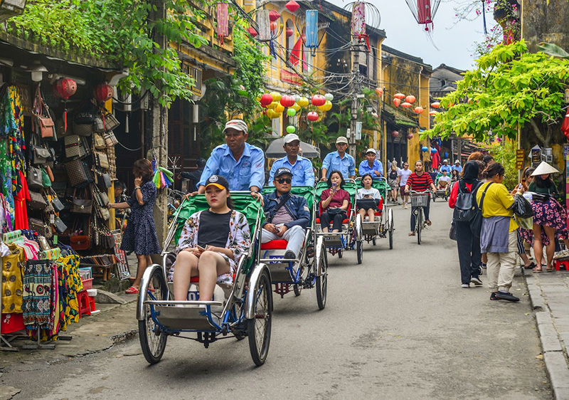 Велосипеды, возможно, не являются революционной формой транспорта, но вьетнамский циклос – это не обычный велосипед. Он построен как рикша задом наперед, где водитель крутит педали сзади, а пассажиры сидят спереди – у них «лучшее место в доме».