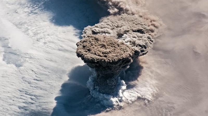 Необитаемый вулканический остров Райкоке выбросил пепел и вулканическое стекло так высоко в воздух, что его можно было увидеть из космоса, а фотографии, опубликованные НАСА, показывают грандиозный характер шлейфа