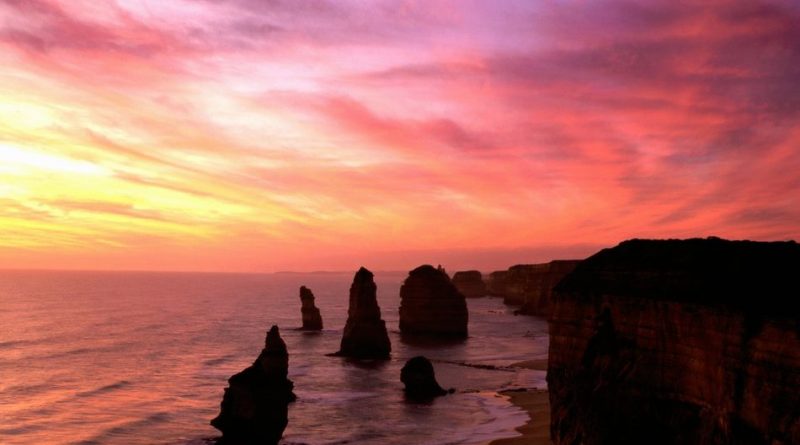12 апостолов Австралии – это известняковые скалы, расположенные в Национальном парке Порт-Кэмпбелл. Эти скальные образования являются результатом продолжающейся эрозии, вызванной суровым климатом Южного океана