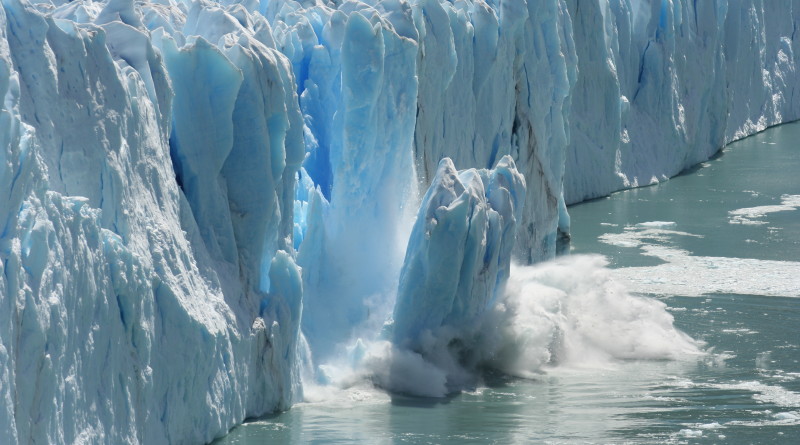 Сами шельфовые ледники уже находятся в океане, и их распад напрямую не увеличивает подъем уровня моря, но беспокойство возникает из-за льда, который вскоре будет сброшен непосредственно в океан, поскольку не останавливается ледниками