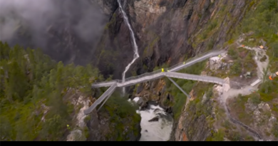Пешеходный мост нависает на высоте 50 метров над водопадом и имеет длину 47 метров. Однако его самая уникальная особенность заключается в том, что мост расположен под наклоном