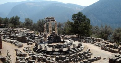 Чтобы осмотреть музеи и древние руины этого района купите билет. Прогуливаясь по огромным мраморным останкам, окружавшим Храм Аполлона, доберетесь до самого храма.