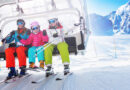 На многих горнолыжных курортах катание на лыжах для маленьких детей бесплатно. Взяв их с собой на холм, вы сможете насладиться свежим горным воздухом, познакомить их с одним из ваших любимых видов спорта и сэкономить деньги