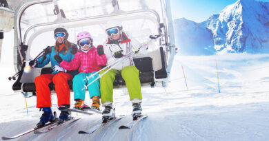 На многих горнолыжных курортах катание на лыжах для маленьких детей бесплатно. Взяв их с собой на холм, вы сможете насладиться свежим горным воздухом, познакомить их с одним из ваших любимых видов спорта и сэкономить деньги