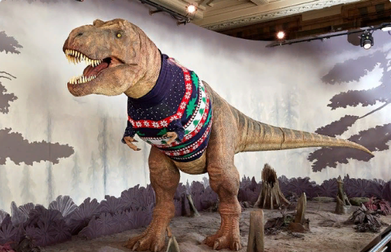 Но огромное существо с острыми зубами выглядит менее страшным, когда оно щеголяет в рождественском свитере