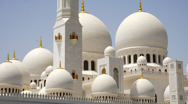 Некоторые из более крупных мечетей, такие как мечеть Джумейра, предлагают экскурсии для посетителей за 20 дирхамов ОАЭ