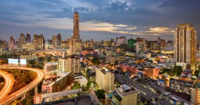 Бангкок, Таиланд, известен своей безостановочной энергией: от храмов, в которых всегда шумно, до баров для туристов на крышах, которые, кажется, никогда не закрываются
