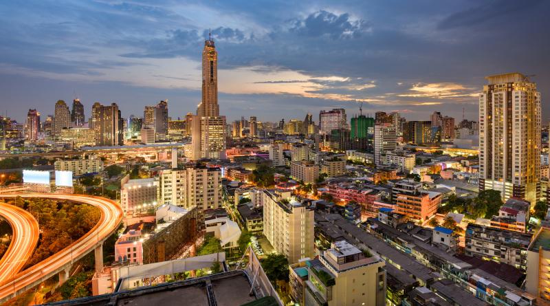 Бангкок, Таиланд, известен своей безостановочной энергией: от храмов, в которых всегда шумно, до баров для туристов на крышах, которые, кажется, никогда не закрываются