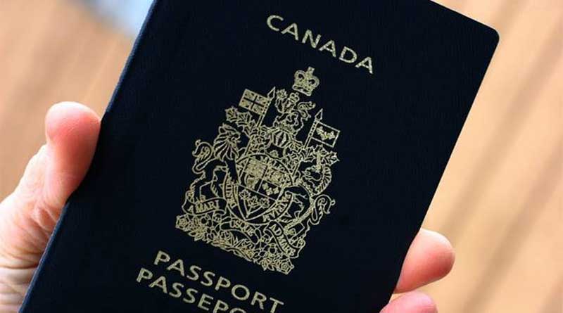 Те, кто просрочил пребывание в Канаде, могут получить постановление о выдворении, выданное Канадским управлением по делам иммиграции, беженцев и гражданства (IRCC) или Агентством пограничных служб Канады (CBSA)